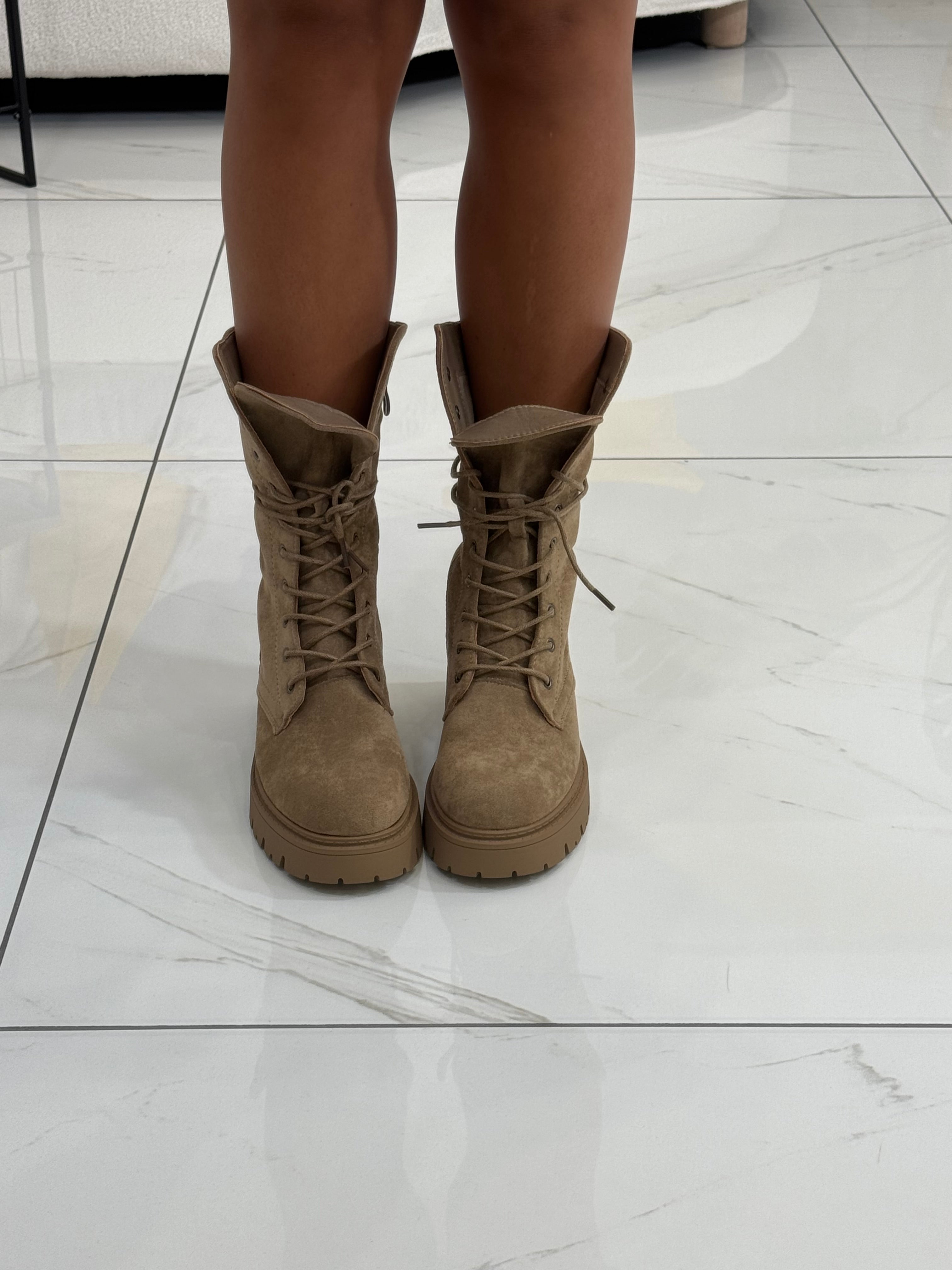 Stivale in camoscio